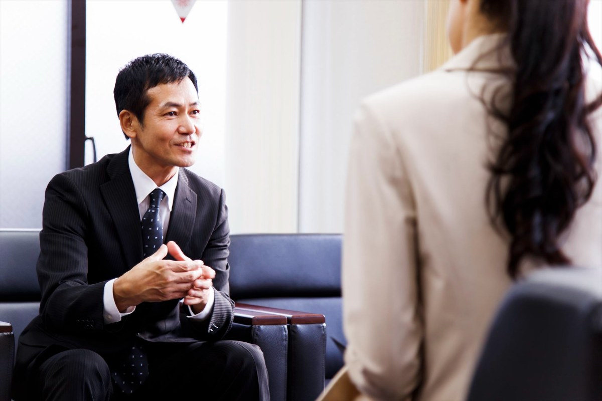 話をする男性スタッフ